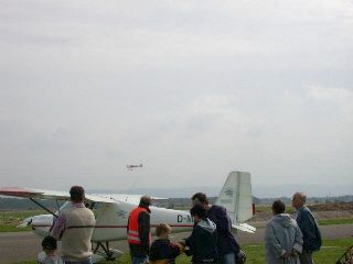 Modelflugzeug im Landeanflug