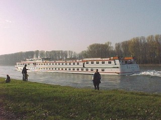 Passagierschiff auf dem Rhein bei Neuburgweier